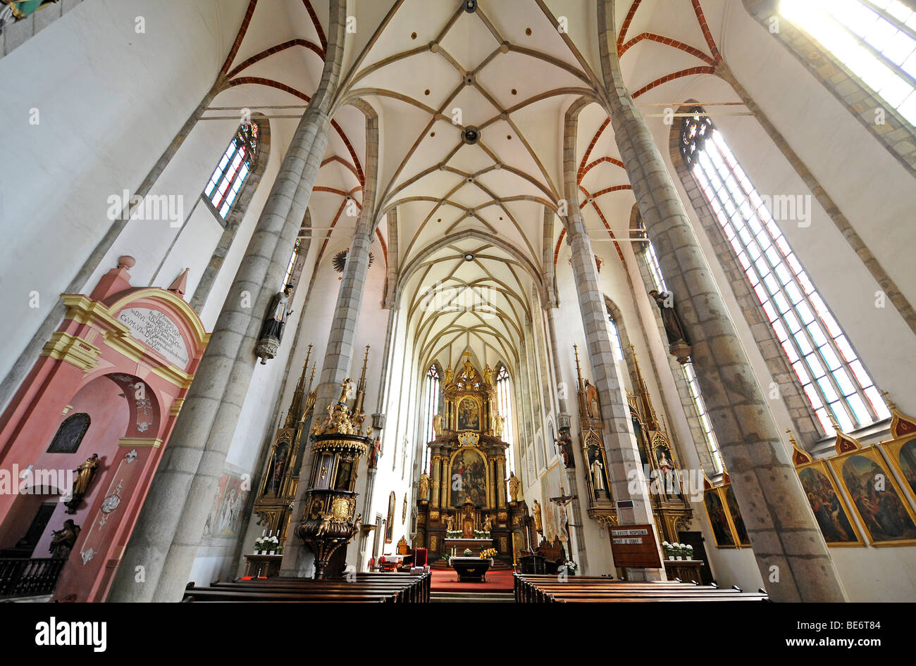 Innenaufnahme der Netzgewölbe, Hauptaltar und den Chorraum der Kirche St. Vitus in Cesky Krumlov, UNESCO Welt Squillaci Stockfoto