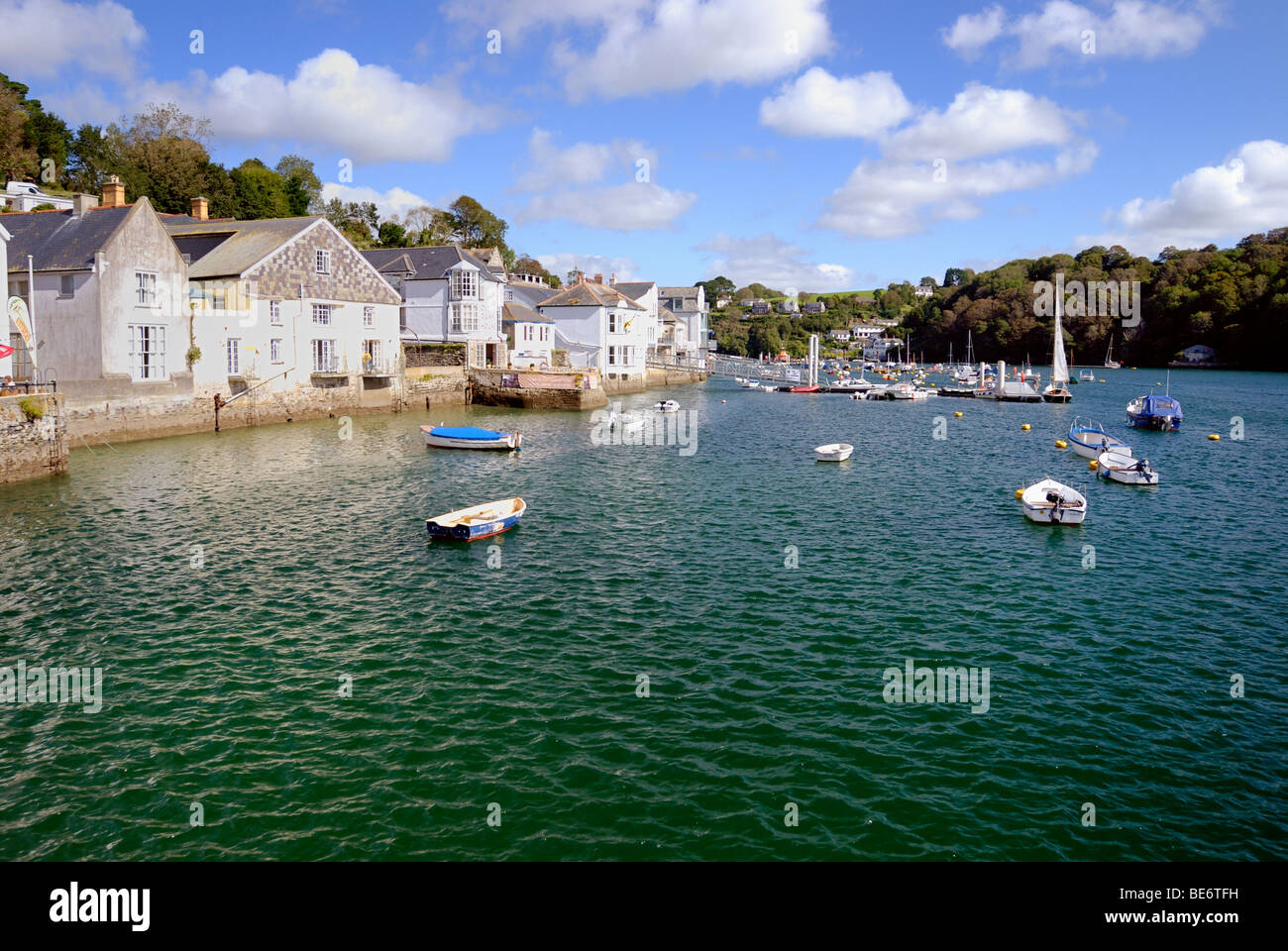 Häuser an der Uferpromenade mit Blick auf die Boote in Fowey Stockfoto