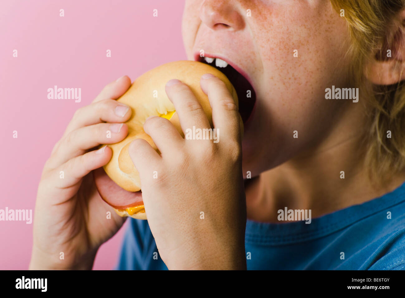 Kind essen Schinken und Käse sandwich Stockfoto