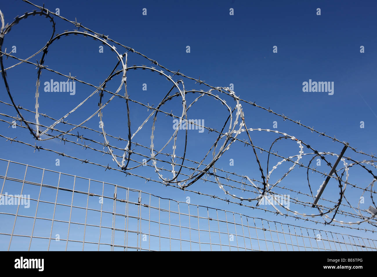 Picture by Mark Passmore. 19.09.2009. Detailbild der Stacheldraht vor blauem Himmel Stockfoto