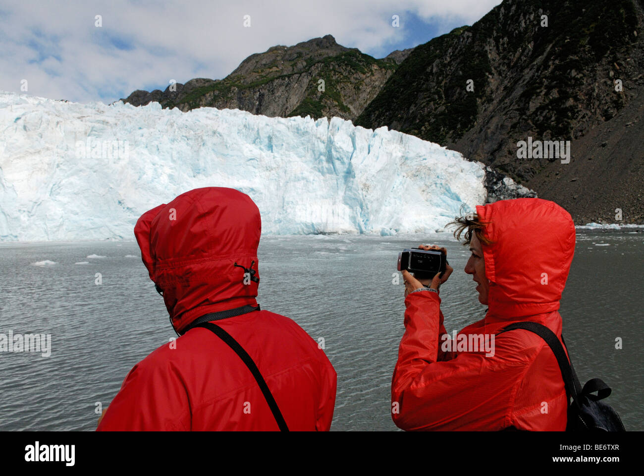 Ökotouristen beobachten Gletscher Kalben im Holgate Glacier, Kenai-Fjords-Nationalpark, Alaska Stockfoto