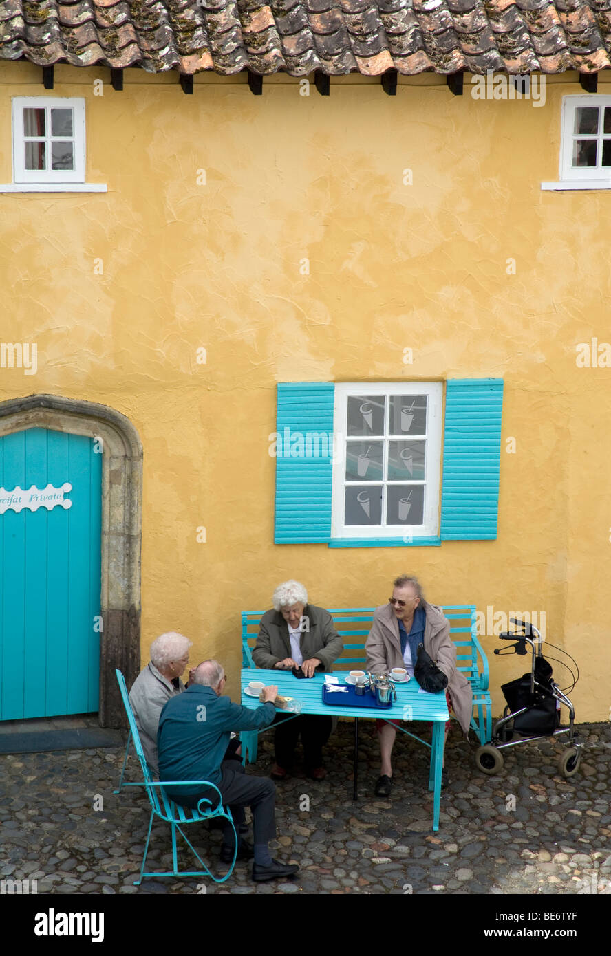 Ältere Menschen nehmen Tee in Teig Square, Portmeirion Wales UK Stockfoto