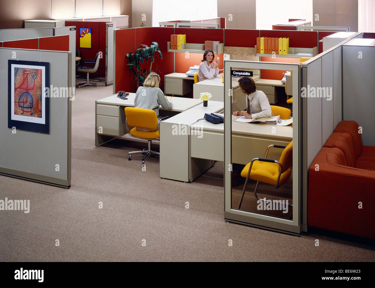 1980er Jahren Beschäftigten in Grossraumbüros Stockfoto