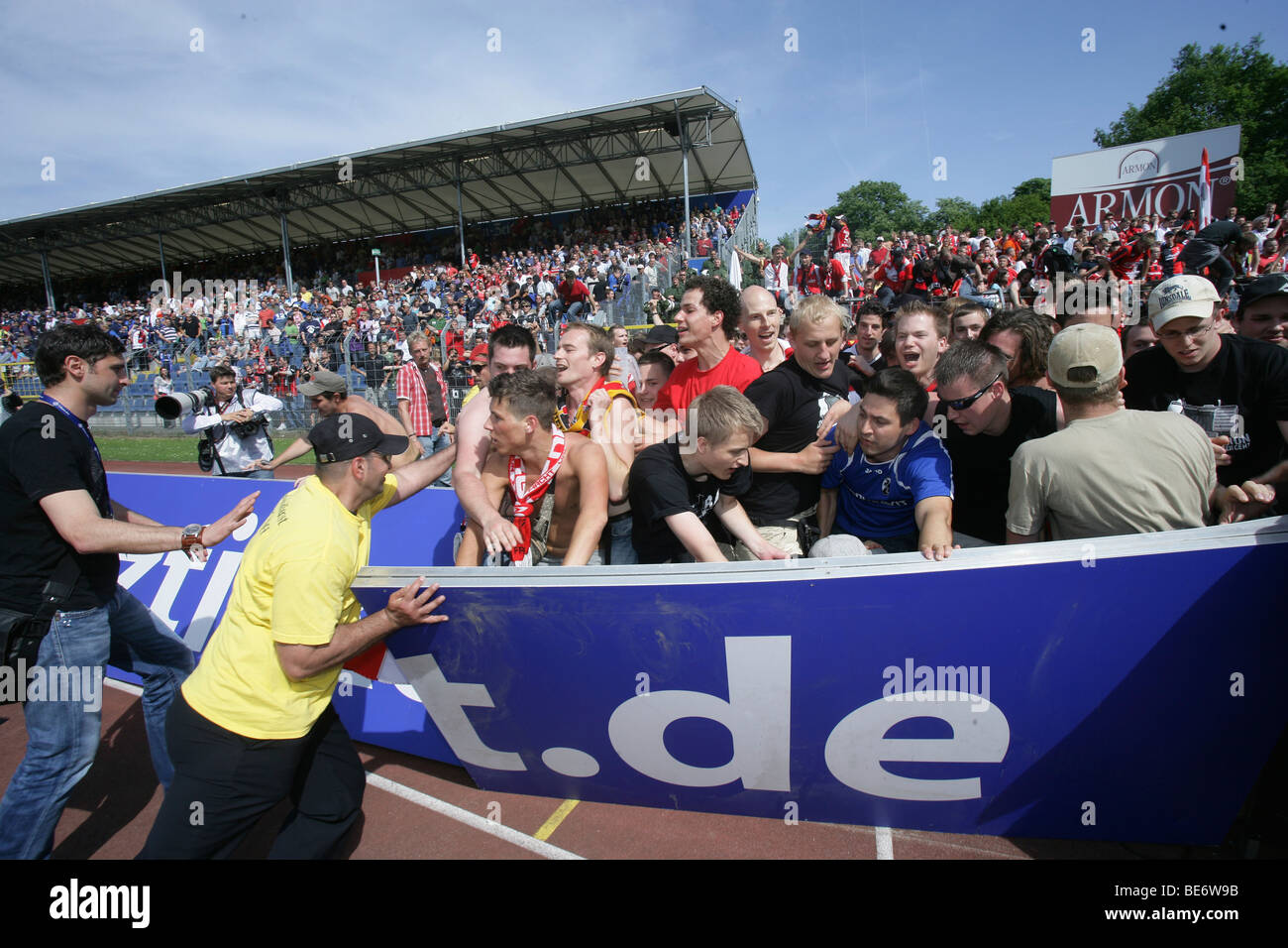 Fans des SC Freiburg laden über das Feld nach dem 5:2-Sieg gegen die TuS Koblenz, Aufstieg in die deutsche Bundesliga Stockfoto