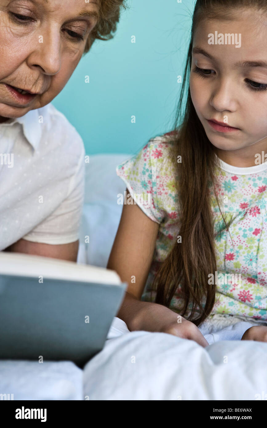 Großmutter, Enkelin lesen Stockfoto