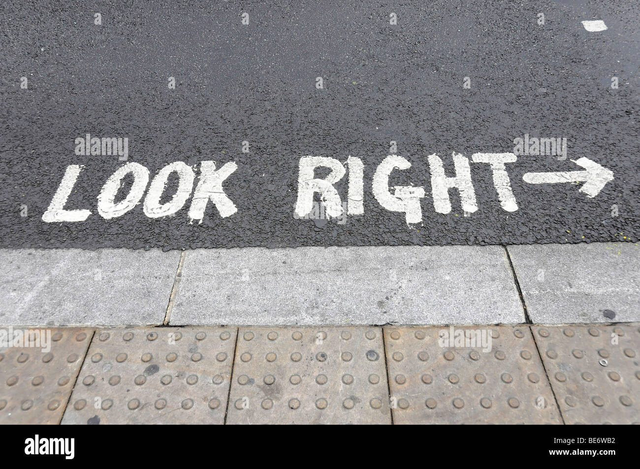 Schauen Sie rechts, Straße Kennzeichnung für Fußgänger, London, England, Vereinigtes Königreich, Europa Stockfoto