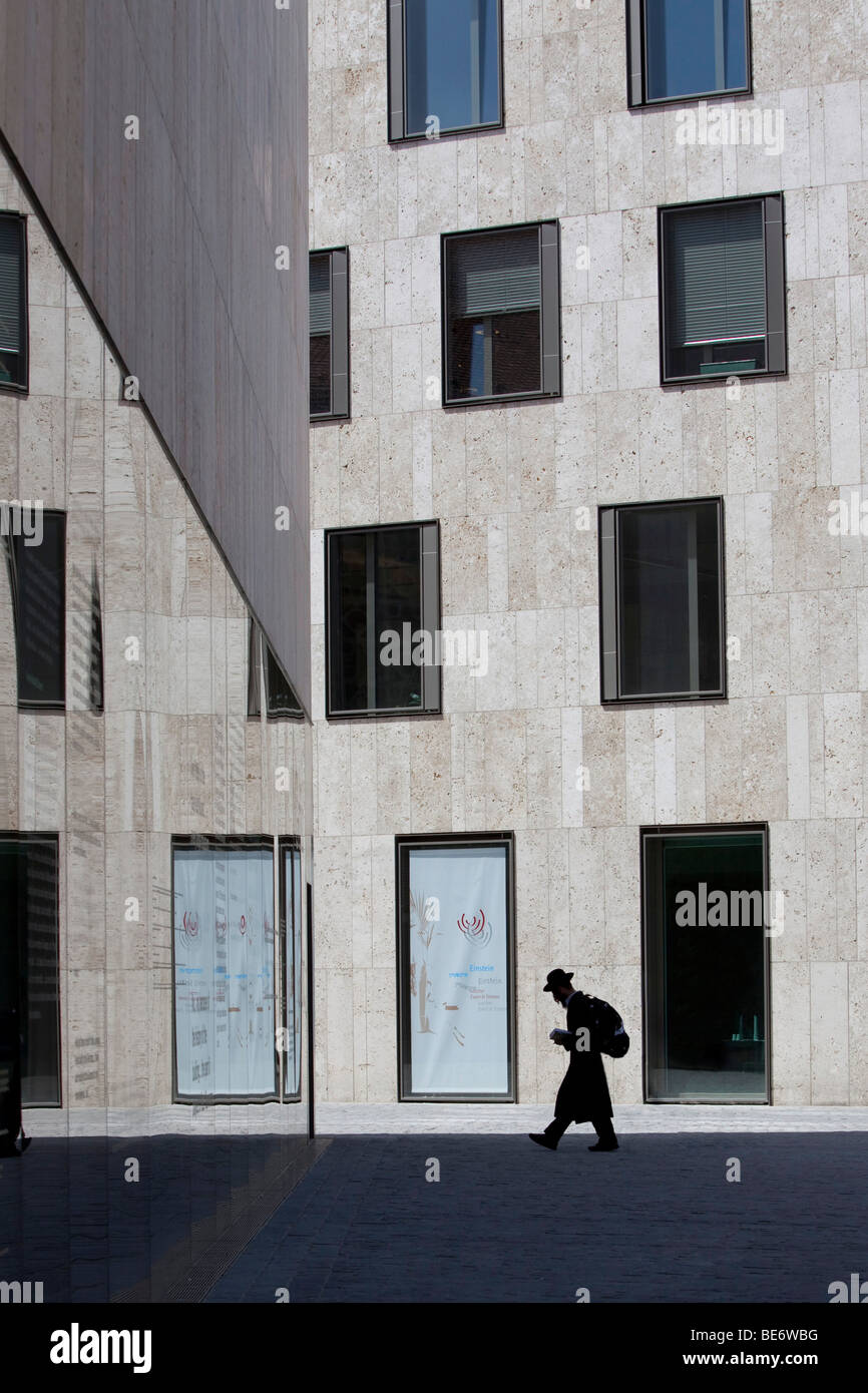 Orthodoxer Jude vor den jüdischen Zentrum Jakobsplatz Square, München, Bayern, Deutschland, Europa Stockfoto