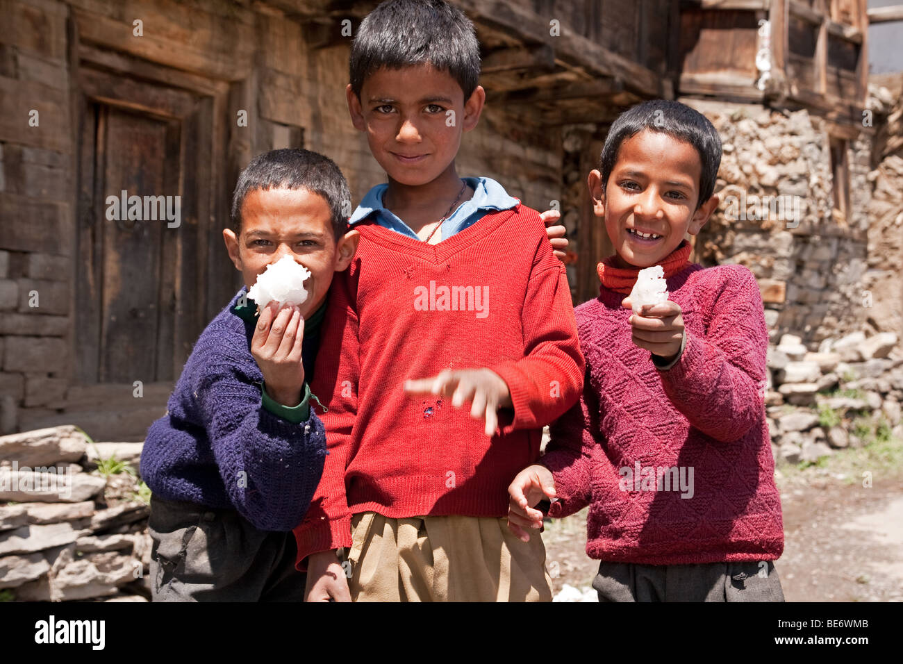 Unbekümmerter indische Kinder in bergigen Kalpa, Nord-Indien Stockfoto