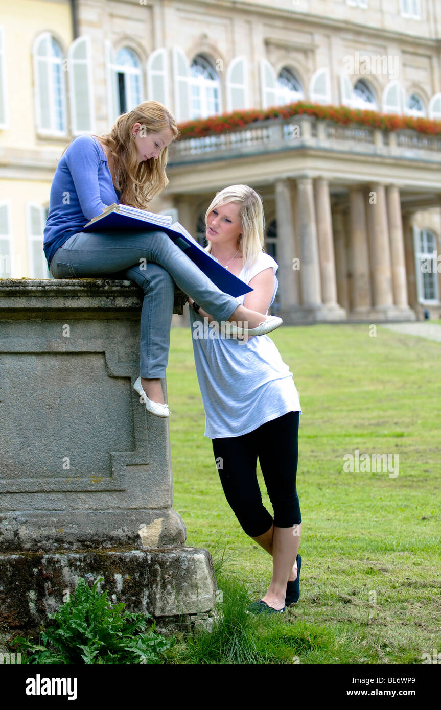 Studenten an der Universität Hohenheim, vor Schloss Hohenheim, Hohenheim, Baden-Württemberg, Deutschland, Europa Stockfoto