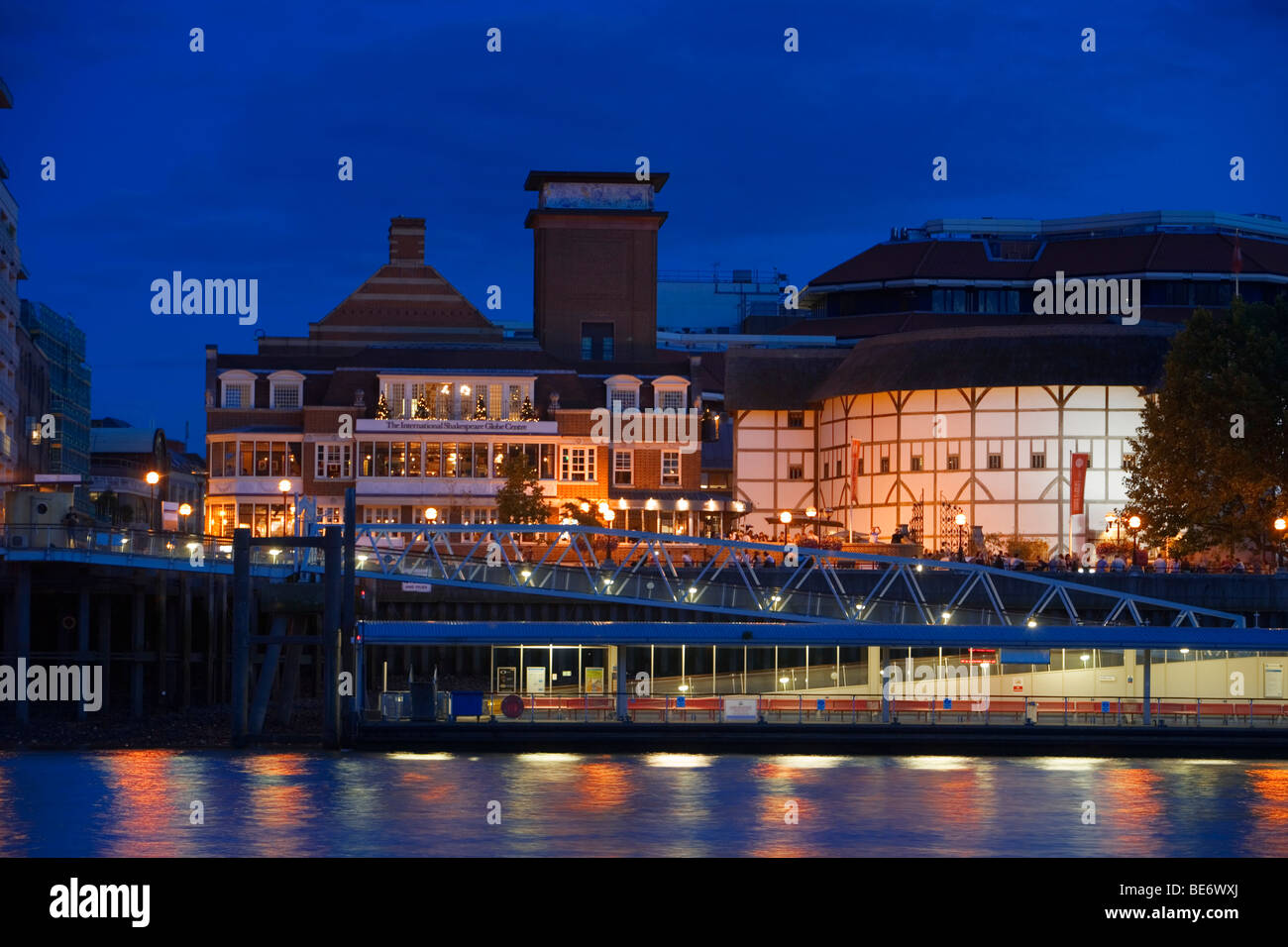 William Shakespeare Globe Theater Nachtansicht von der Themse. Licht reflektieren das Flusswasser, London England Stockfoto