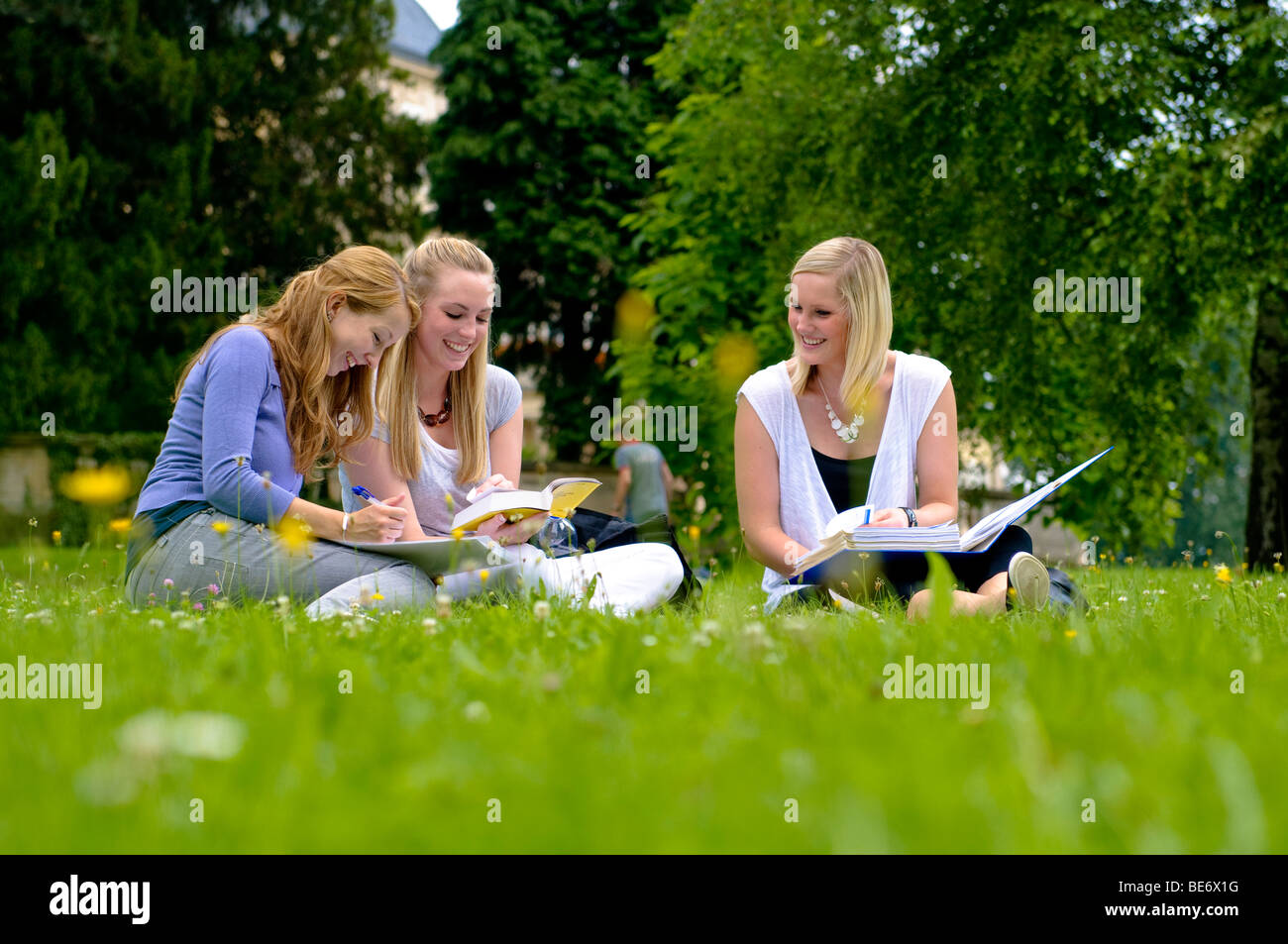 Studenten an der Universität Hohenheim, im Schlosspark Hohenheim, Hohenheim, Baden-Württemberg, Deutschland, Europa Stockfoto
