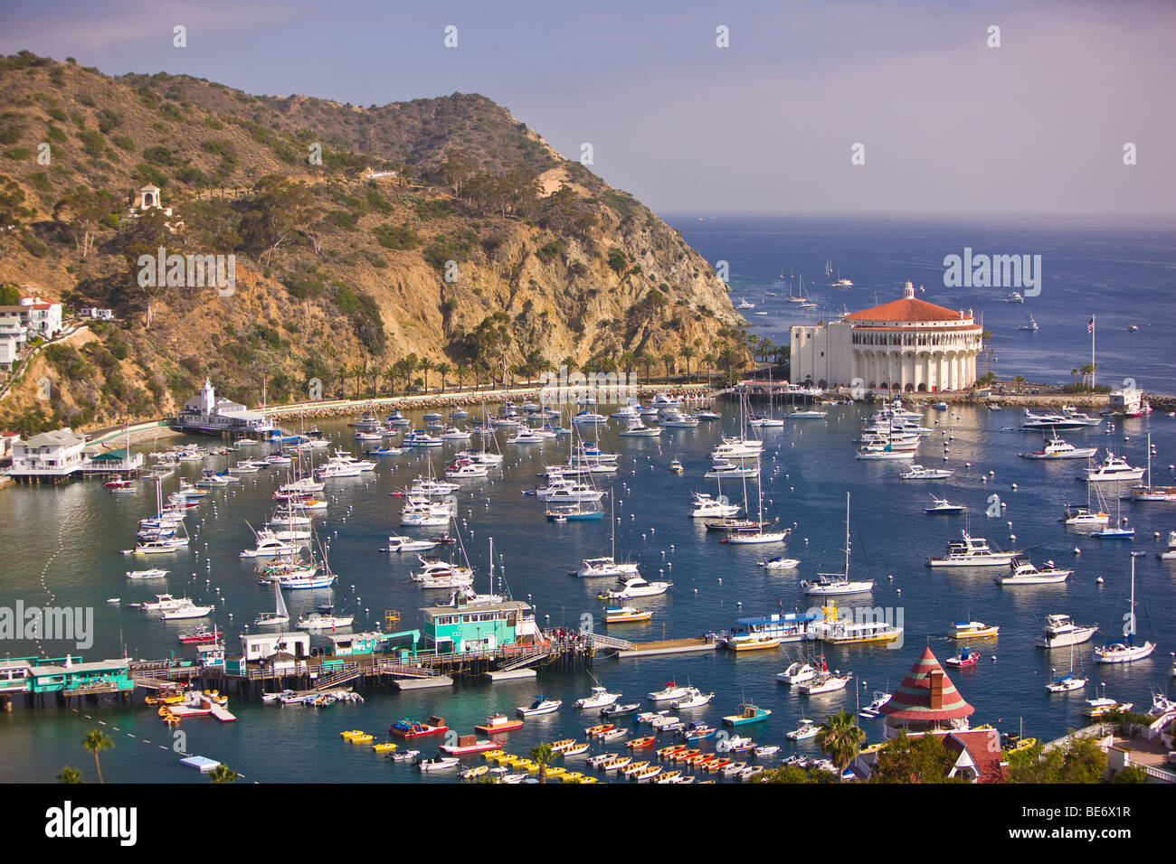 AVALON, Kalifornien, USA - Hafen und Casino in Stadt von Avalon, Santa Catalina Island Stockfoto