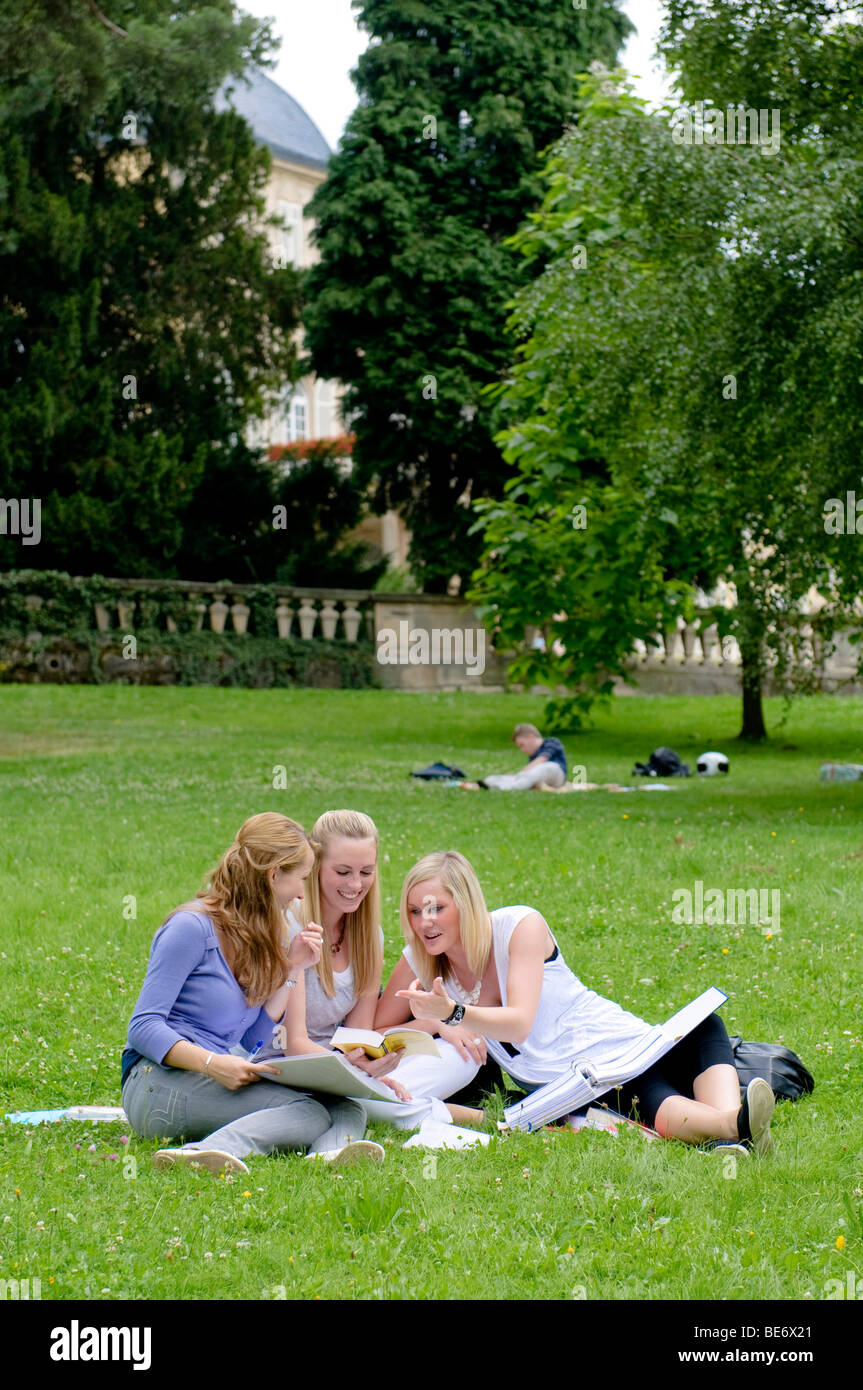 Studenten an der Universität Hohenheim, im Schlosspark Hohenheim, Hohenheim, Baden-Württemberg, Deutschland, Europa Stockfoto
