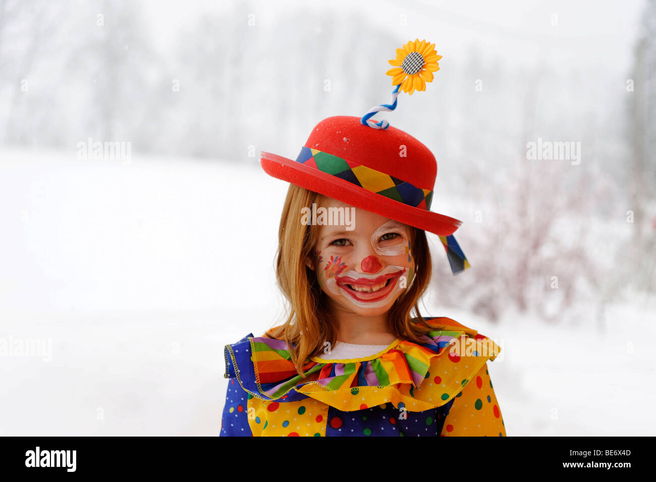 Clown Mädchen im Karnevalskostüm Stockfoto