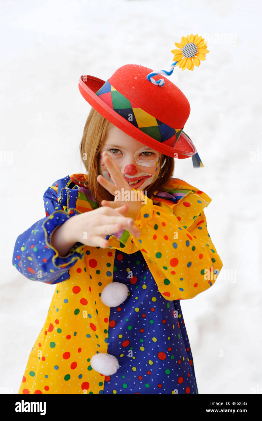 Clown Mädchen im Karnevalskostüm Stockfoto