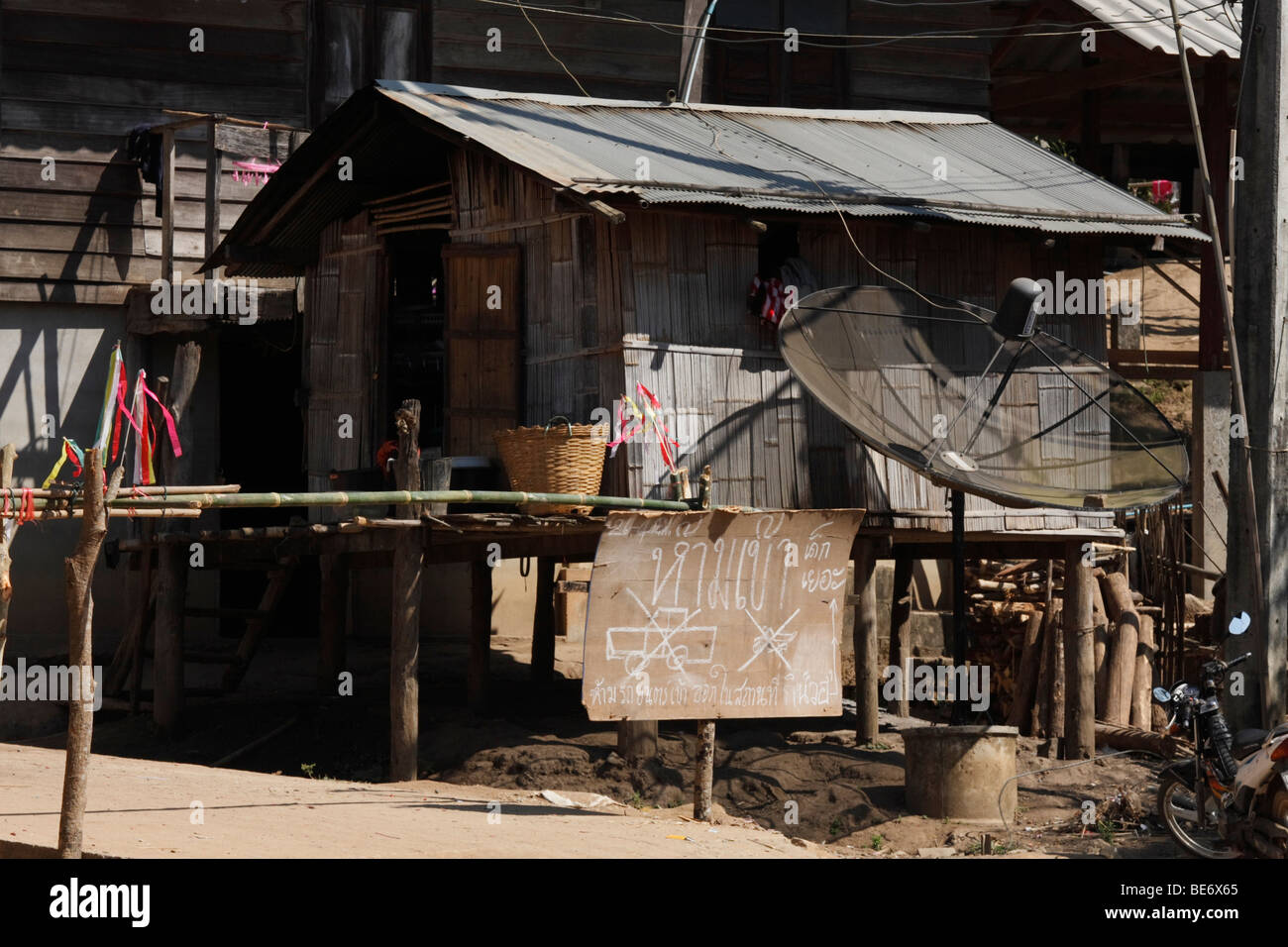 Schranke mit handbemalten melden keinen Eintrag und Satellitenschüssel in einem Dorf der Akha Hügel Menschen, Nord-Thailand, Thailand, A Stockfoto