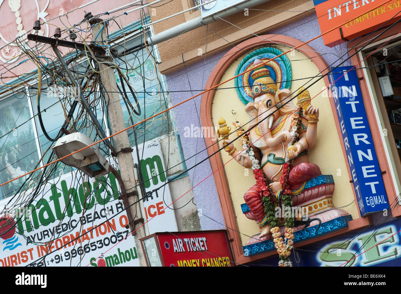 Indischer Strom Stromkabel in der High Street von Puttaparthi. Andhra Pradesh, Indien Stockfoto