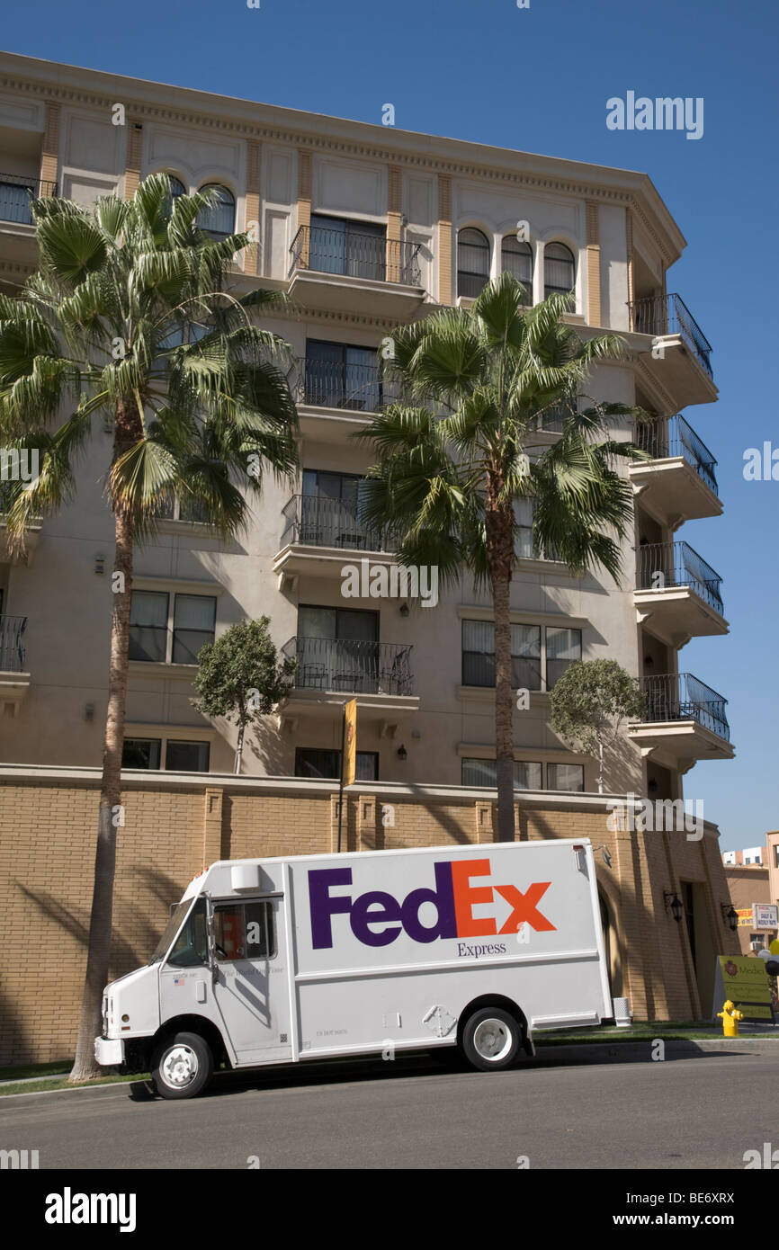 Federal Express-Lieferung Van parkten außerhalb Apartment Block Los Angeles Stockfoto