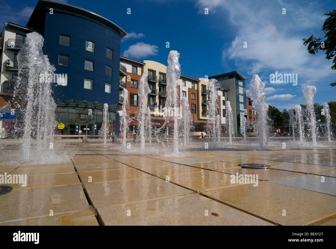 Ein Wasserspiel auf dem Platz vor dem Forum Shopping Center in Horsham West Sussex UK Stockfoto