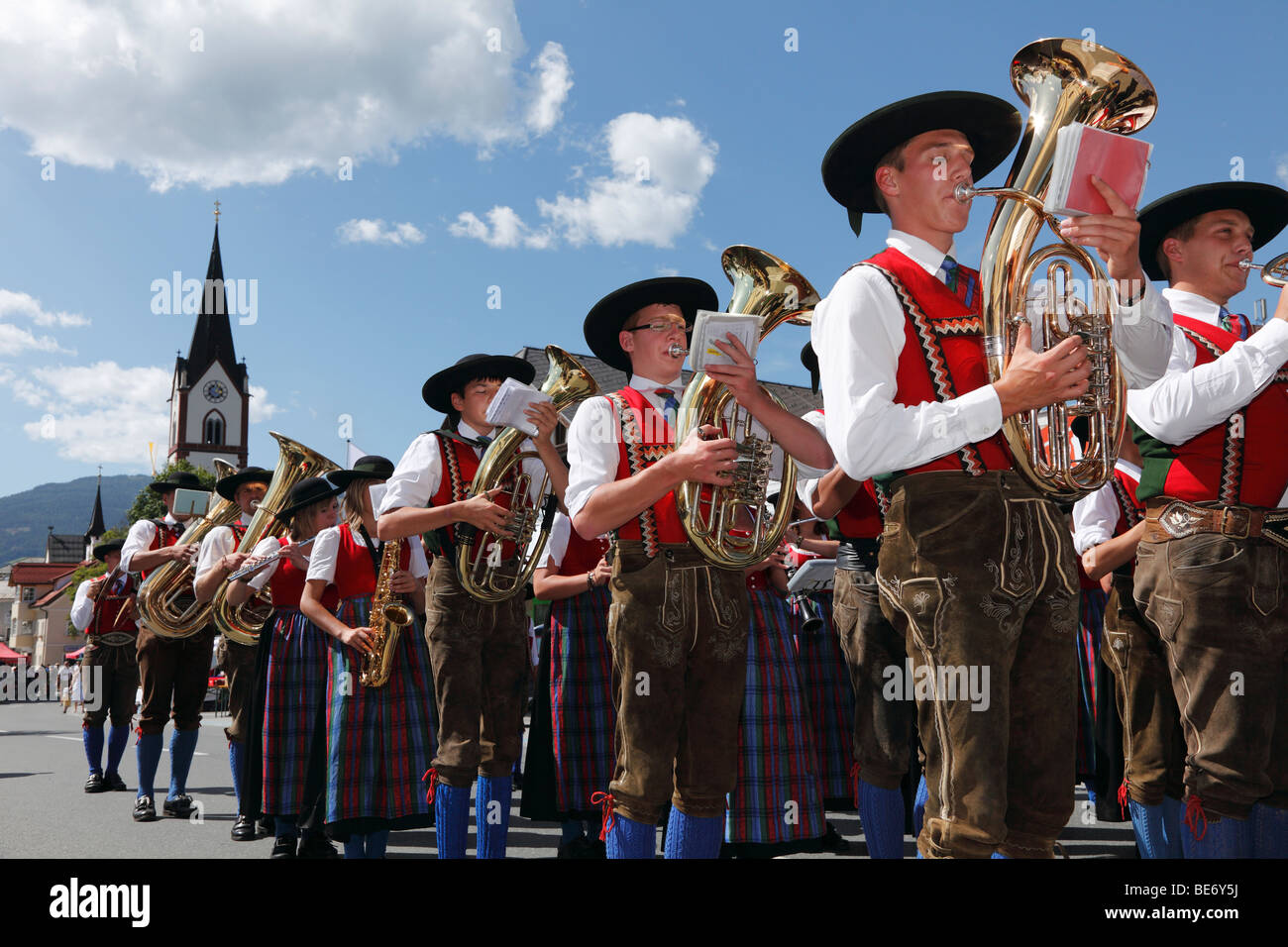 Geben Sie Volksmusik-Band bei der Samson-Parade, Mariapfarr, Lungau, Salzburg, Salzburg, Österreich, Europa Stockfoto
