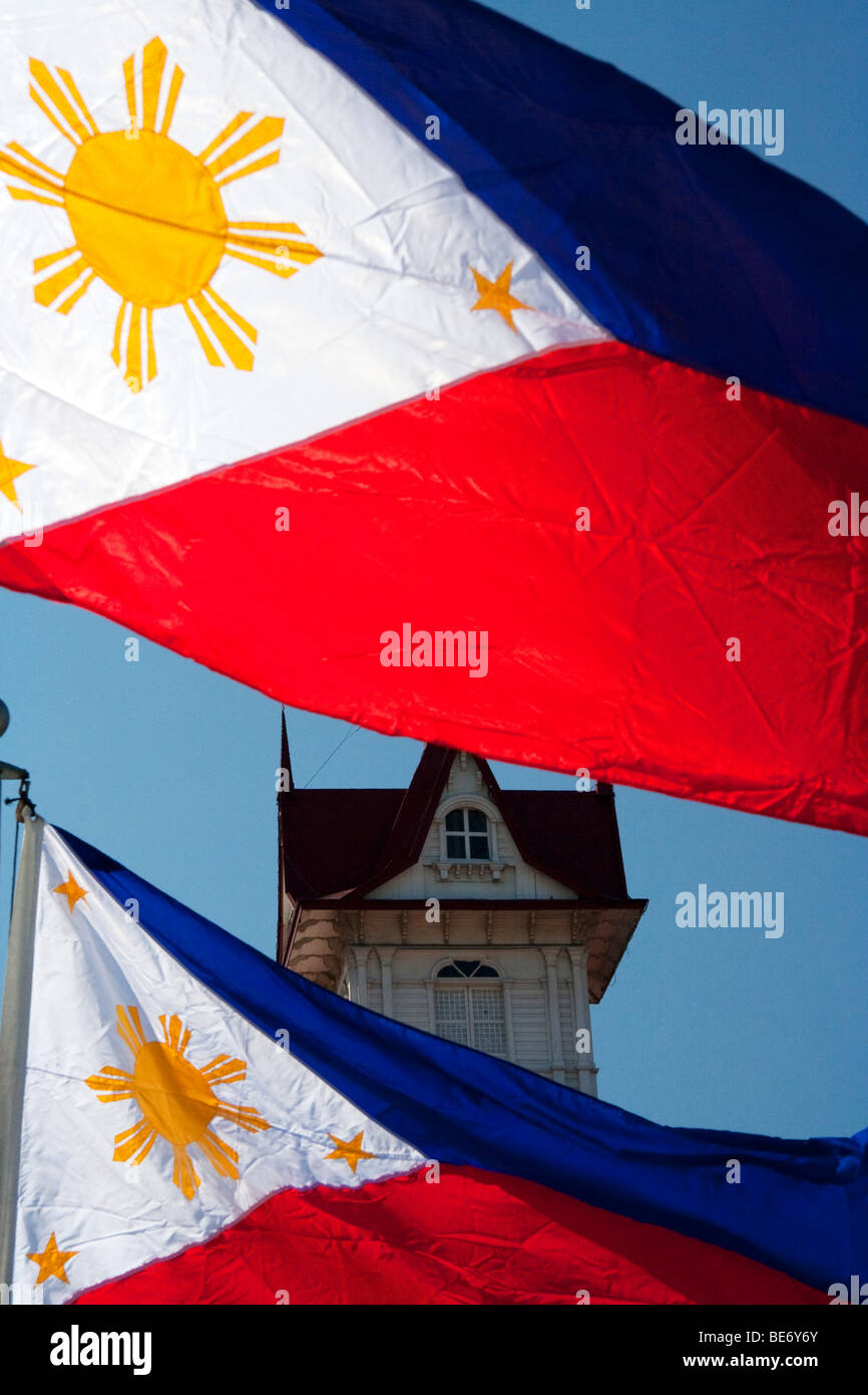 Philippinische Fahnen am nationalen Aguinaldo Schrein in Kawit, Cavite. Stockfoto