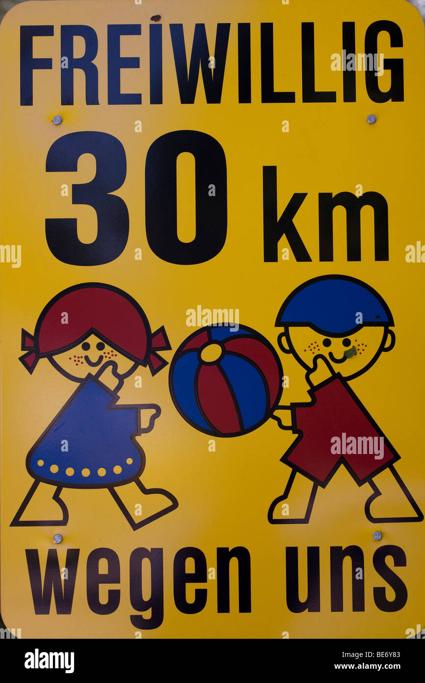 Sie Fahren Mit 30 Km H 30 km h tempolimit verkehrszeichen -Fotos und -Bildmaterial in hoher