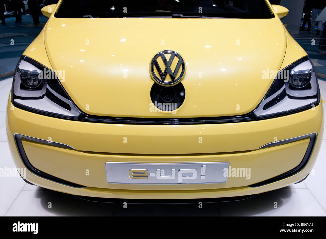 Vorderseite des Konzept e.UP Elektroauto von Volkswagen zeigt Steckdose zum  Aufladen von elektrischen Stecker Frankfurt Motor Show 2009 Stockfotografie  - Alamy