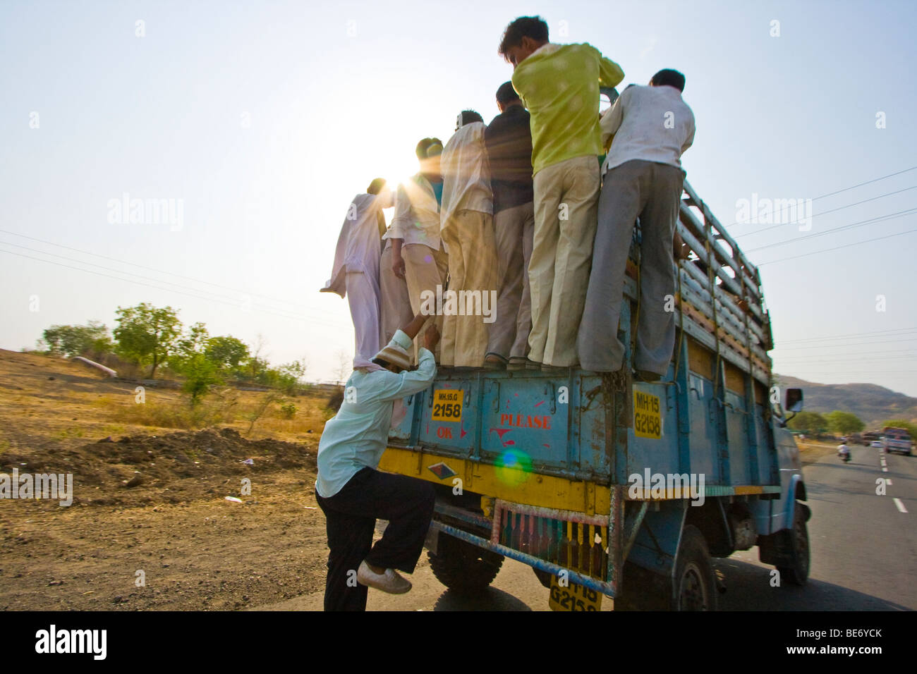 Mann, Klettern auf einen vollen LKW in Aurangabad, Indien Stockfoto