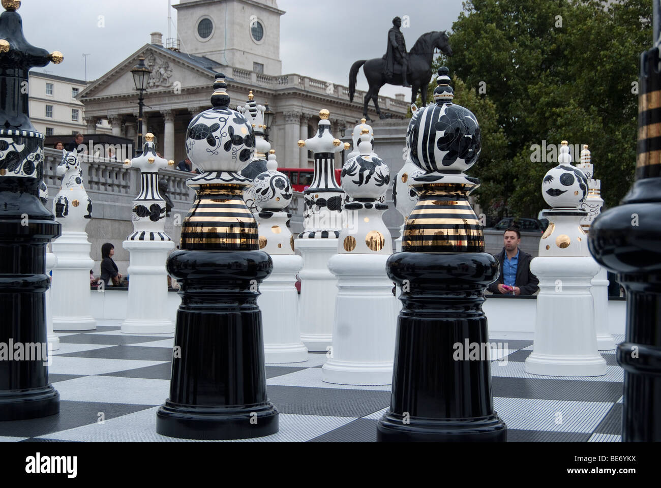 Schachspiel und Vorstand von Jaime Hayon für das London Design Festival 2009 entworfen. In Trafalgar Square in London im Einsatz. Stockfoto