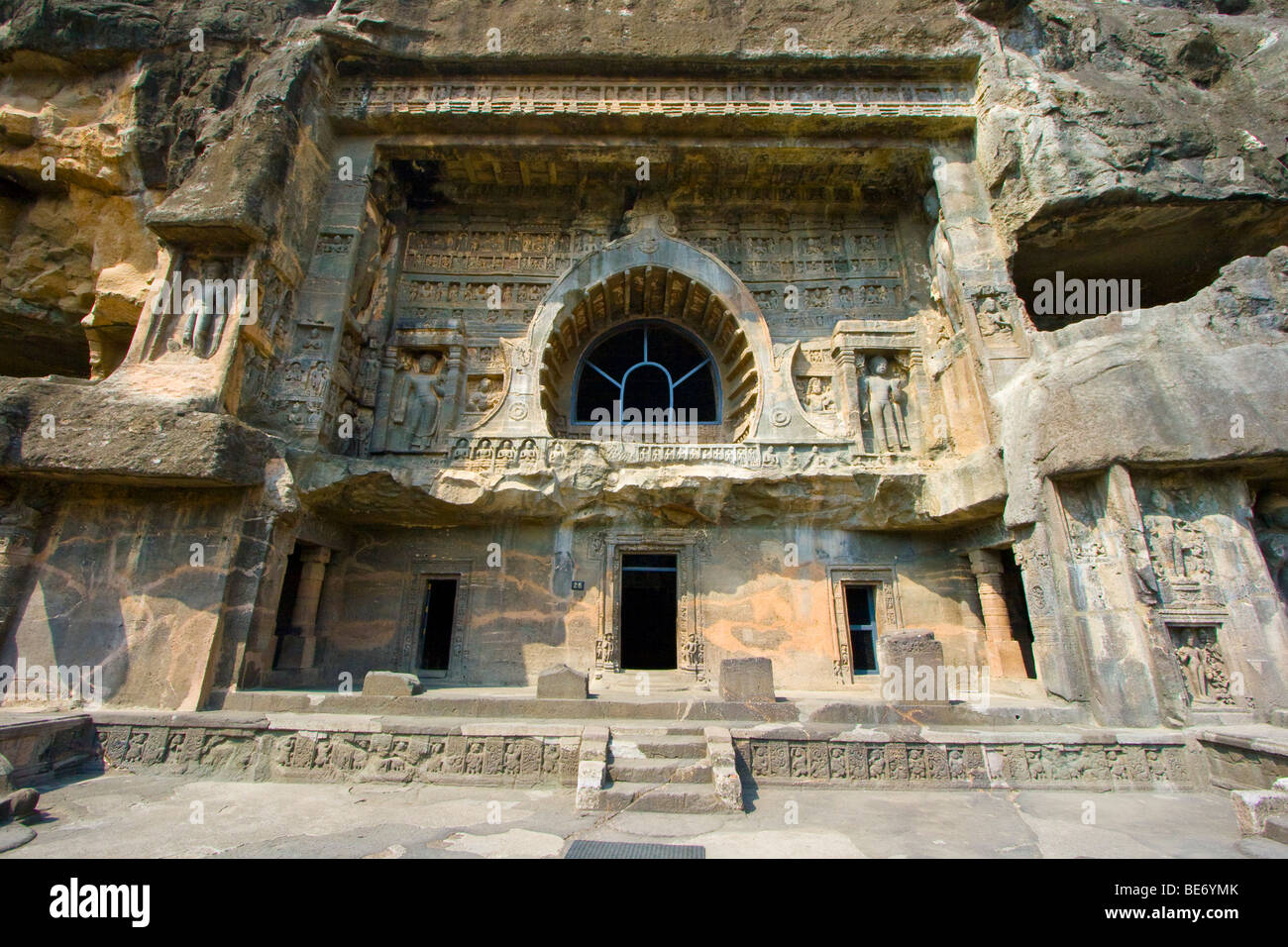 Eingang zum buddhistischen Höhlen Nummer 26 in Ajanta in Indien Stockfoto