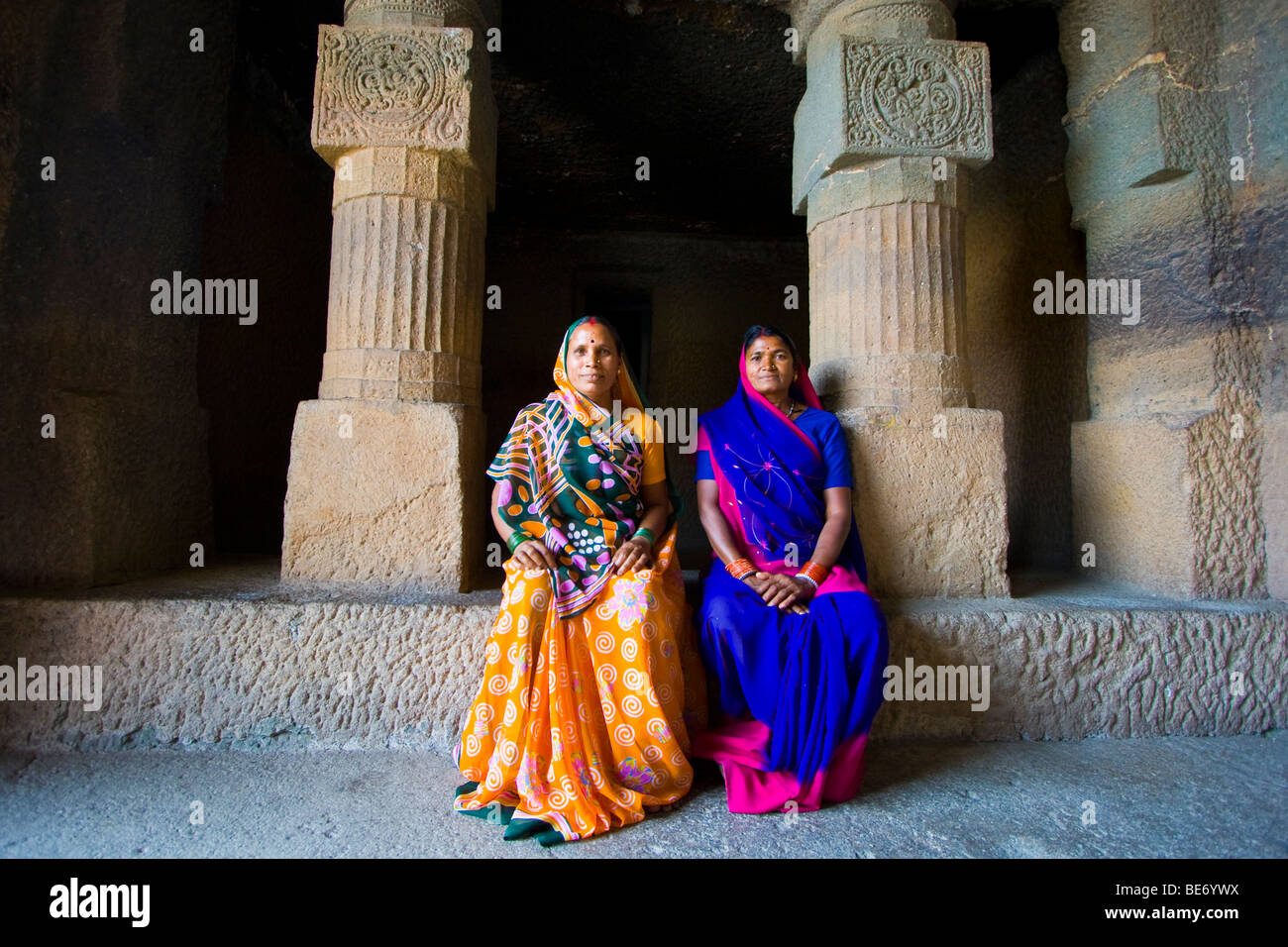 Indische Frauen in einer der buddhistischen Höhlen in Ajanta in Indien Stockfoto