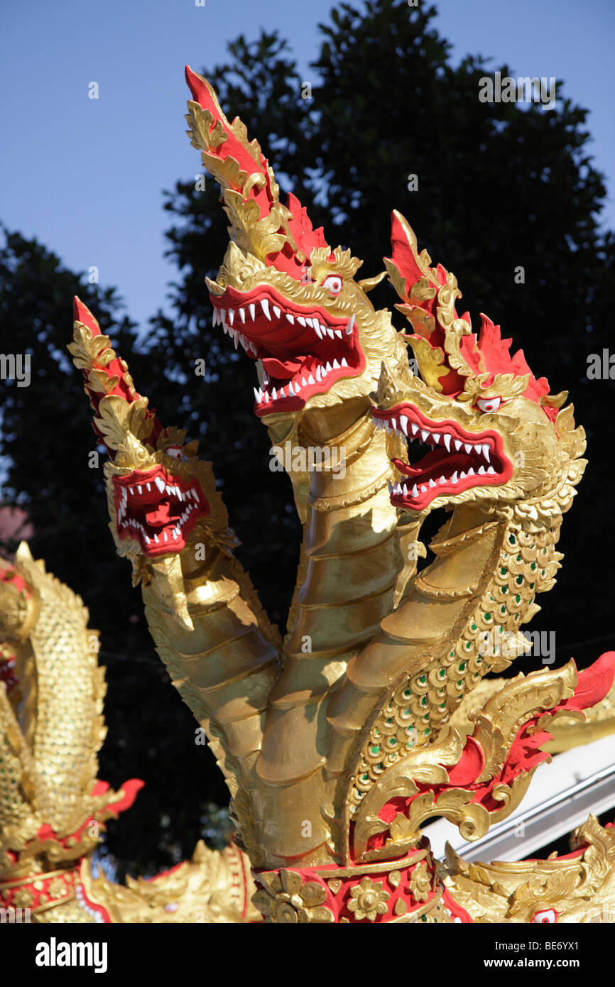 Dreiköpfige Schlange auf einer Treppe im Tempel des Wat Doi Saket in Chiang Mai, Nord-Thailand, Thailand, Asien Stockfoto