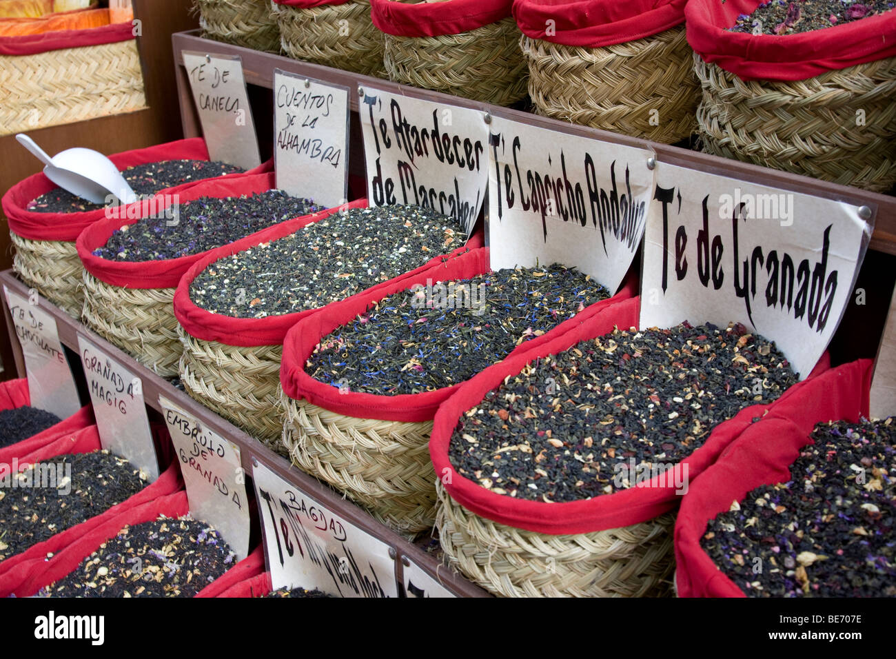 Bunte Körbe mit losen Teesorten zum Verkauf an einem Marktstand in der Nähe von Kathedrale von Granada in Spanien Stockfoto