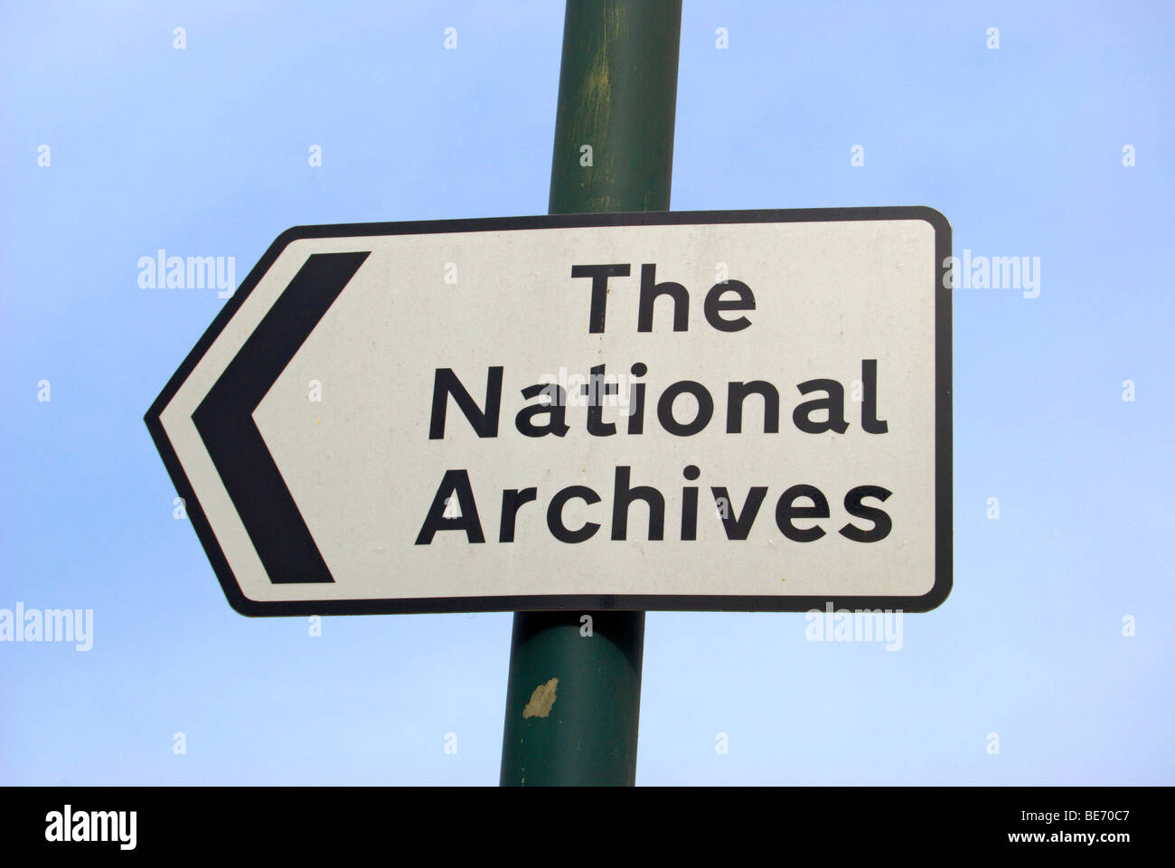 links zeigt Zeichen für den national Archives in Kew, Südwesten von London, england Stockfoto