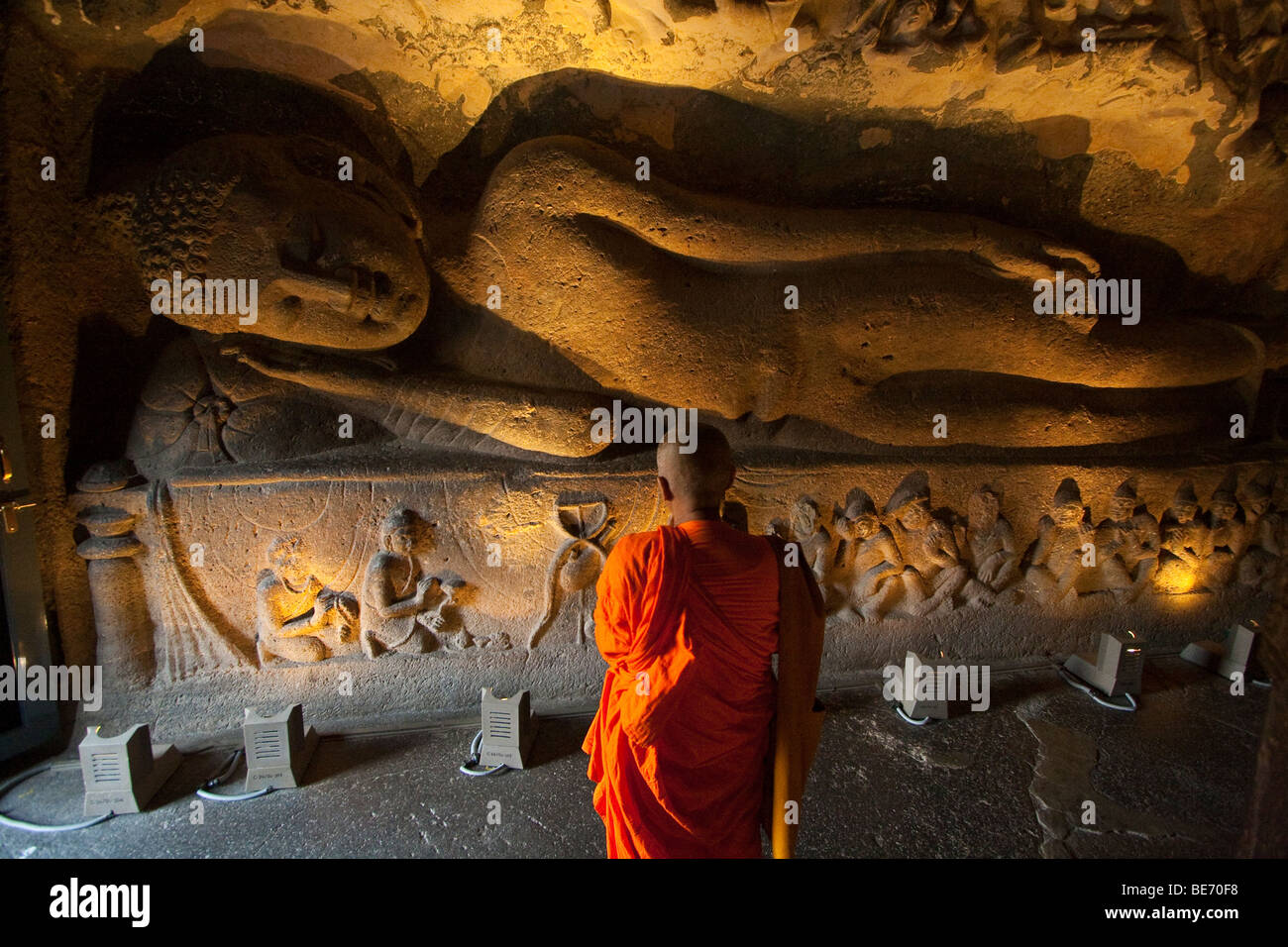 Liegender Buddha Schnitzerei in buddhistischen Höhle Nummer 26 in Ajanta in Indien Stockfoto