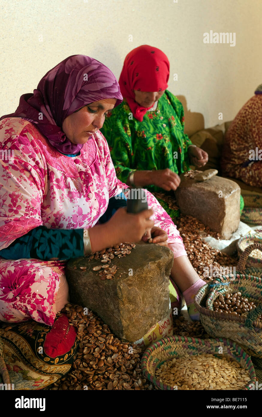 Produktion von Argan-Öl von marokkanischen Frauen, Marokko, Afrika Stockfoto