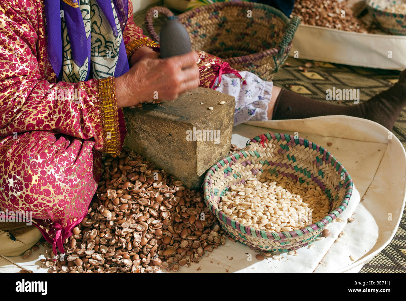 Produktion von Argan-Öl von marokkanischen Frauen, Marokko, Afrika Stockfoto