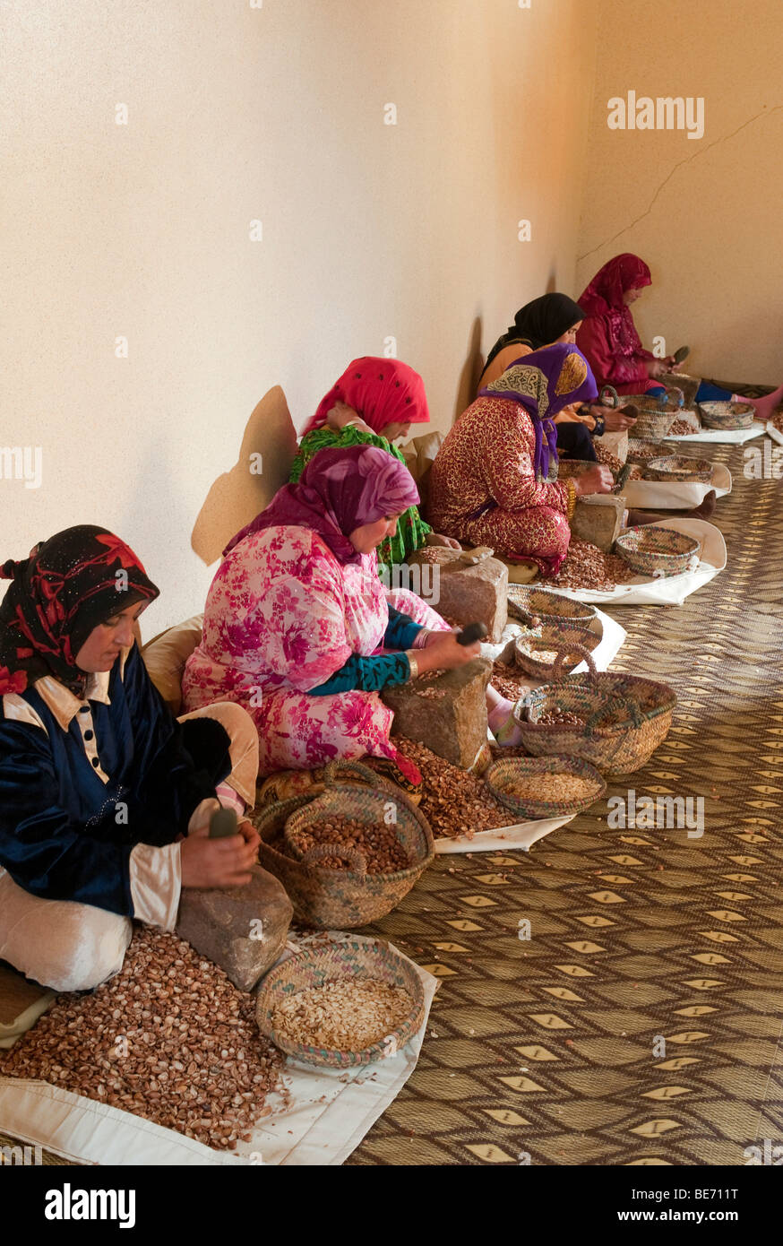 Produktion von Argan-Öl von marokkanischen Frauen, Marokko, Afrika Stockfoto