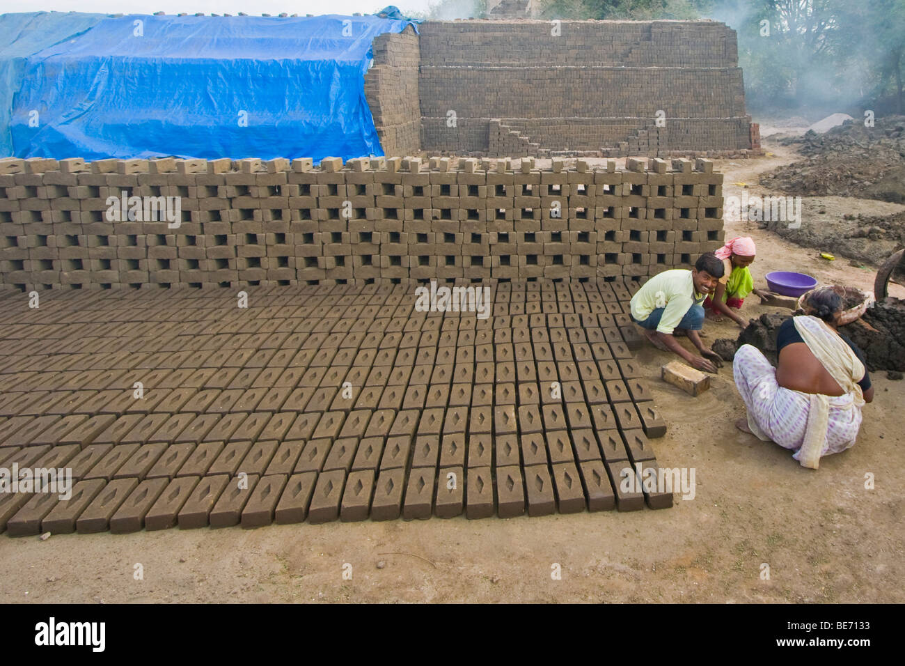 Machen von Backsteinen aus Schlamm in Daulatabad nahe Aurangabad, Indien Stockfoto
