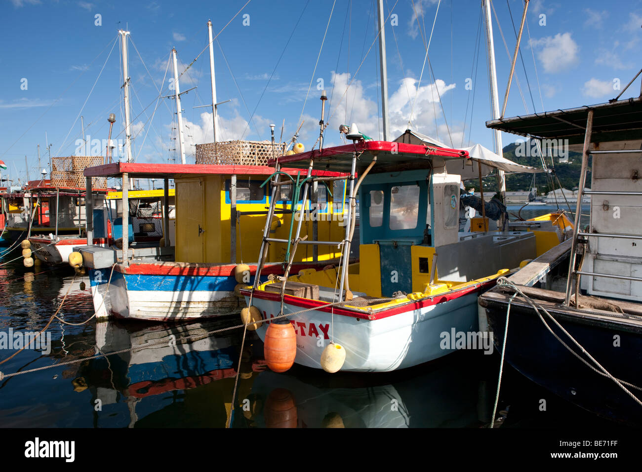 Angelboote/Fischerboote am Hafen von Victoria, Mahé, Seychellen, Indischer Ozean, Afrika Stockfoto