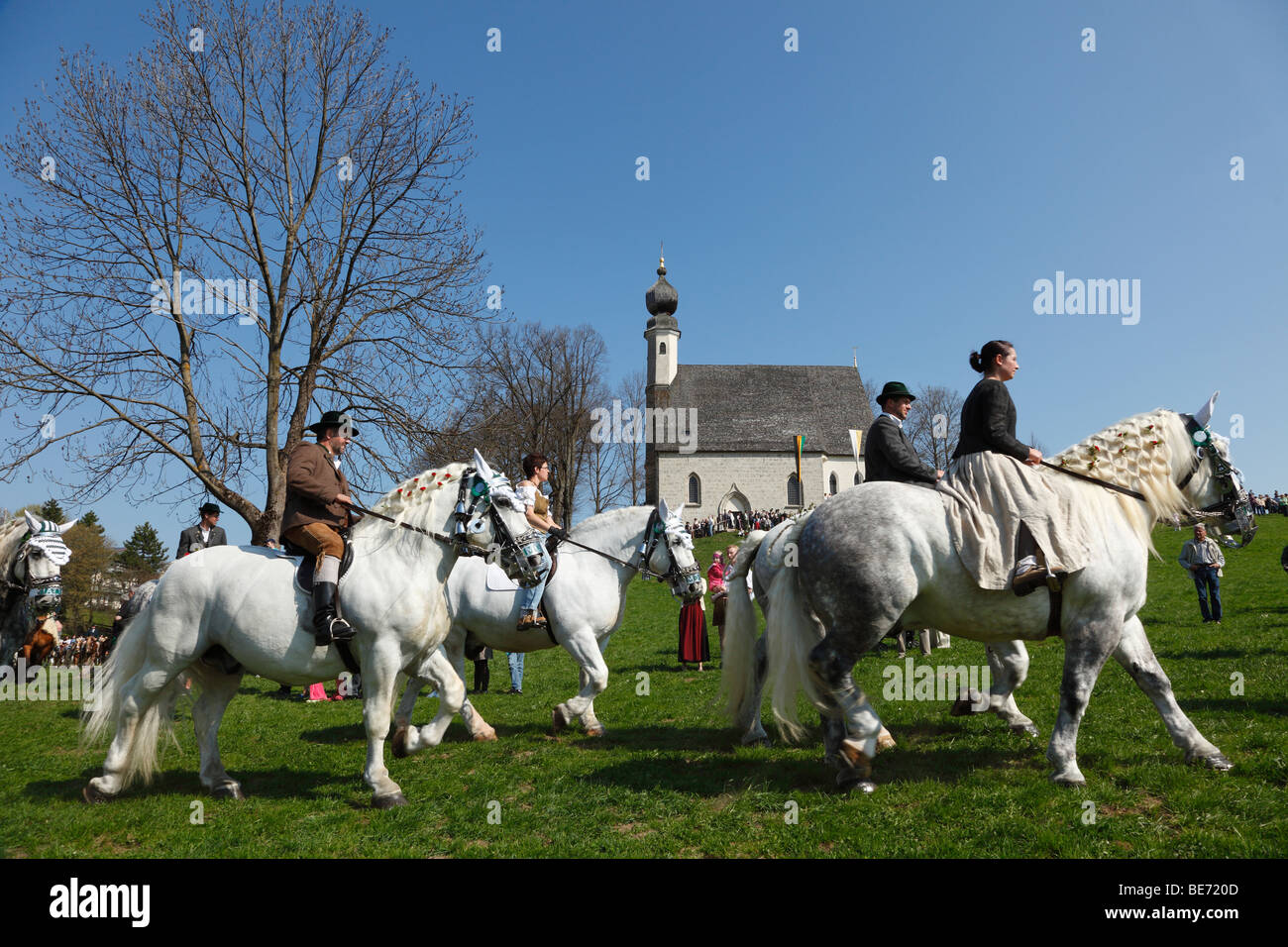 Georgiritt, Georges Ride Ostermontag Prozession, Ettendorf Kirche, Traunstein, Chiemgau, Bayern, Oberbayern, Keim Stockfoto