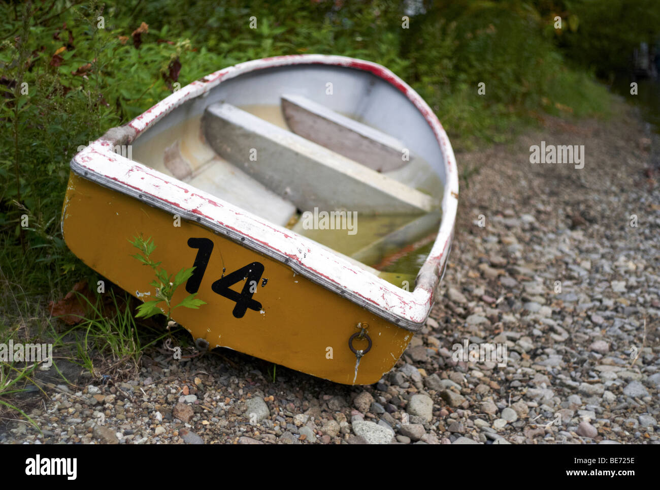 Verlassene Boot am Ufer des Lake Shikotsu. Stockfoto