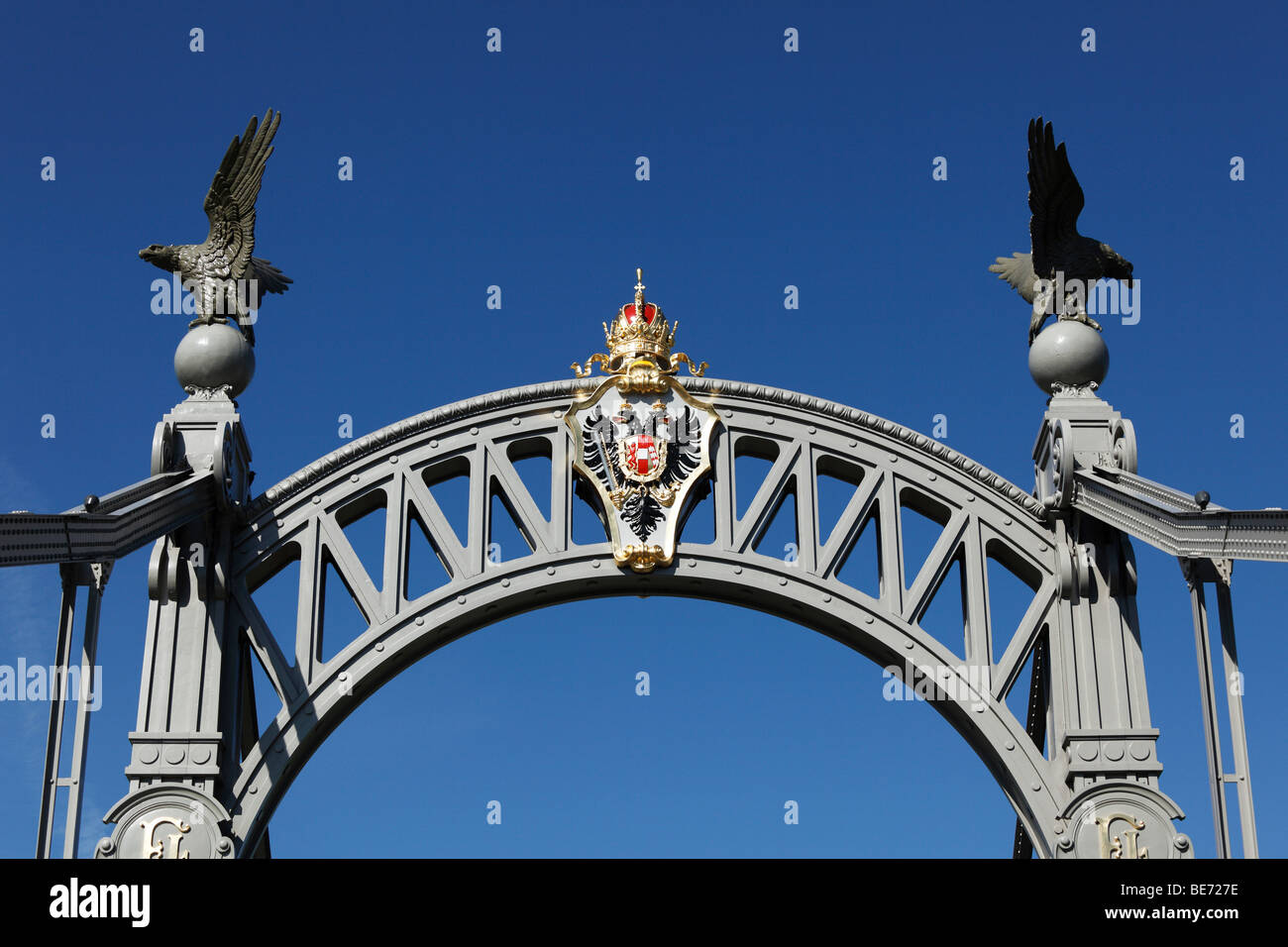 Pylon der Art Nouveau Salzach-Brücke zwischen Laufen und Oberndorf, österreichische Wappen, Salzburg, Österreich-Deutschland-Grenze Stockfoto