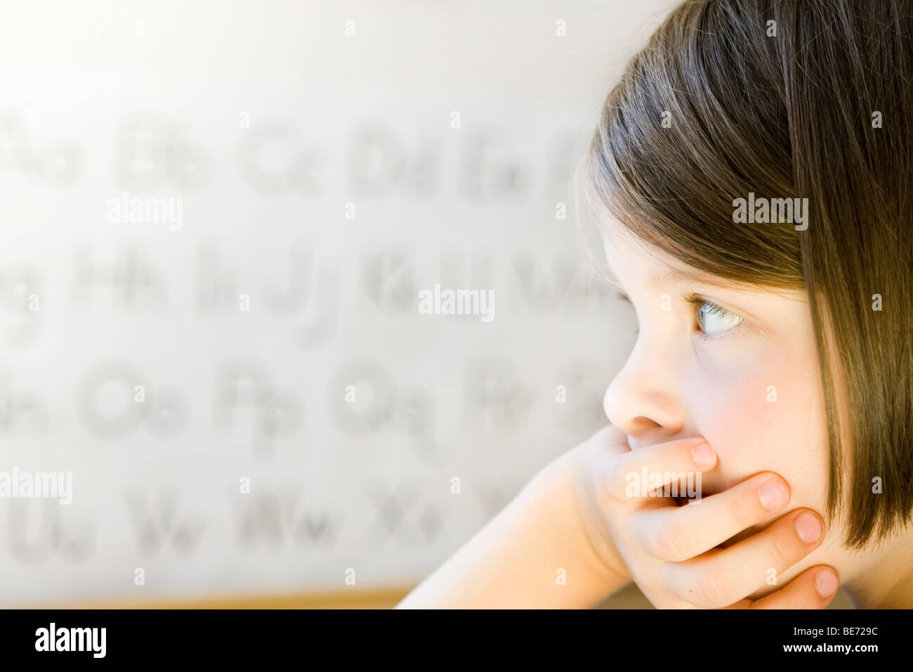 junges Mädchen vor Abc-Hintergrund Stockfoto