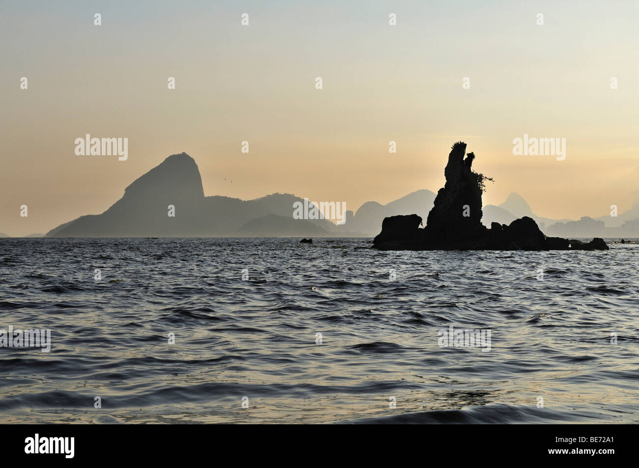 Blick auf den Zuckerhut, Niteroi, Rio De Janeiro, Brasilien, Südamerika Stockfoto