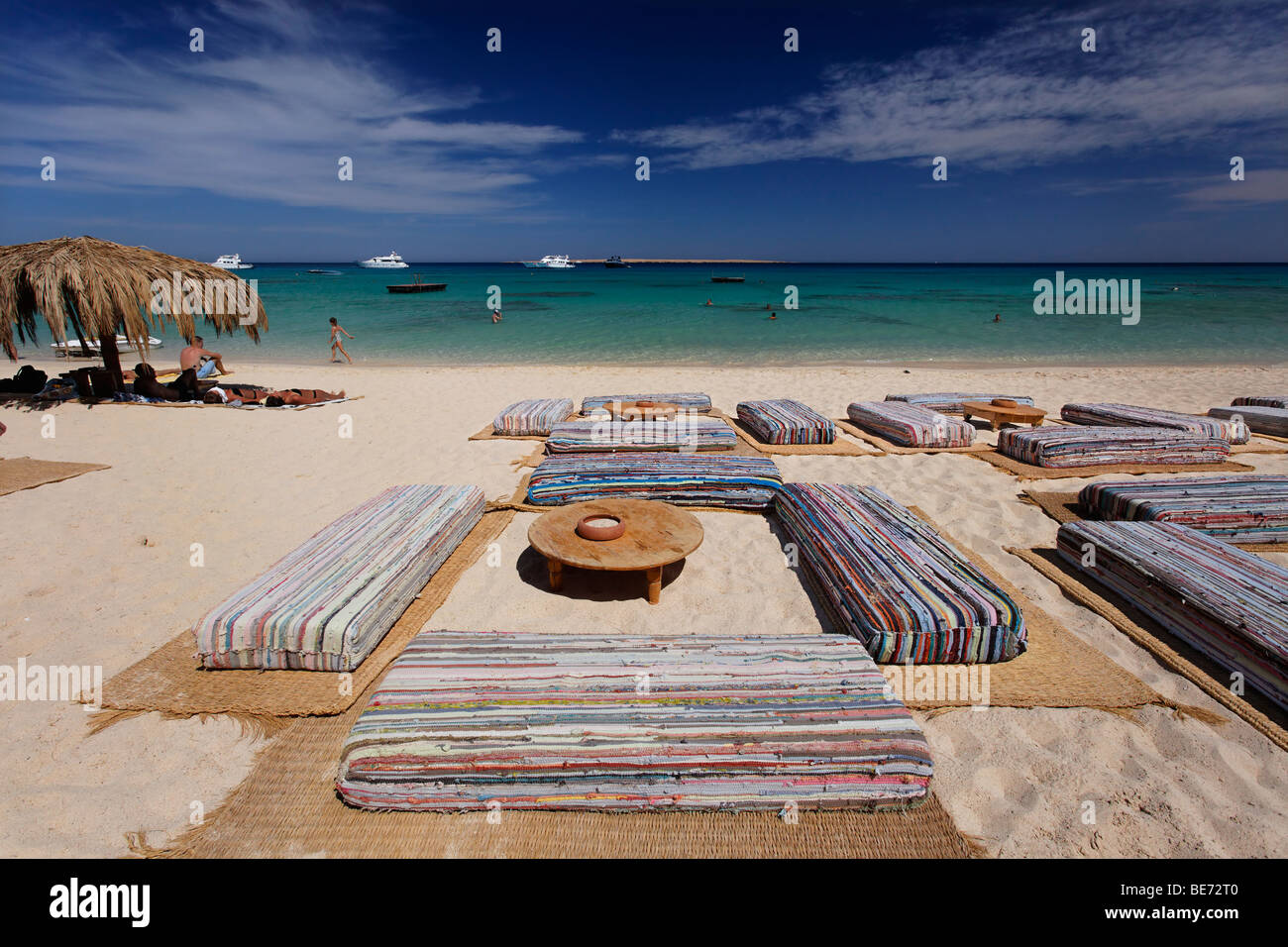 Kissen, Sitze, Sonnenschirm, Strand, Lagune, Horizont Mahmya, Giftun Insel, Hurghada, Ägypten, Afrika, Rotes Meer Stockfoto