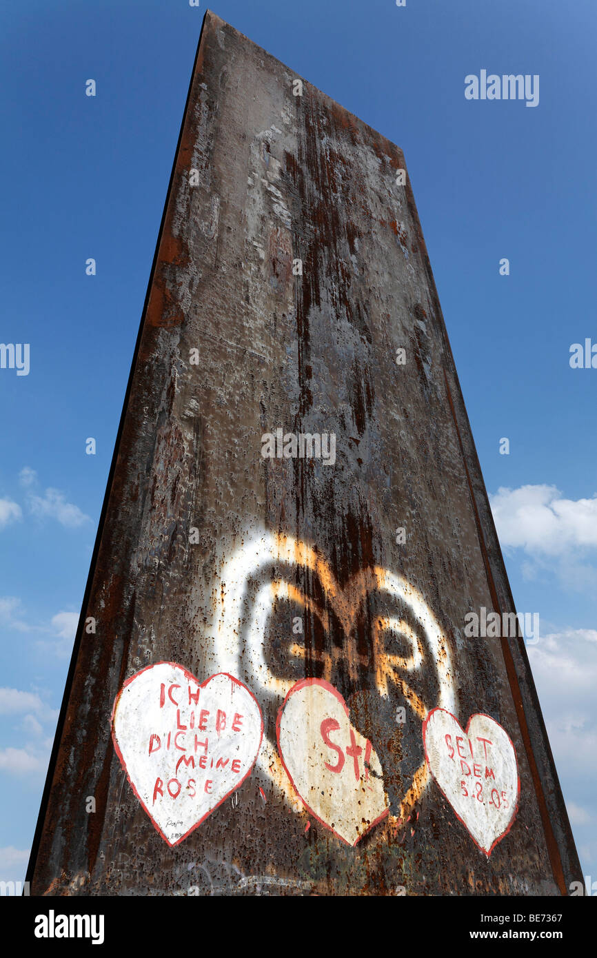 Bramme für das Ruhrgebiet, eine Skulptur von Richard Serra, Schurenbach Halde, Altenessen, Essen, Nordrhein-Westfalen, Deutschland, Eur Stockfoto