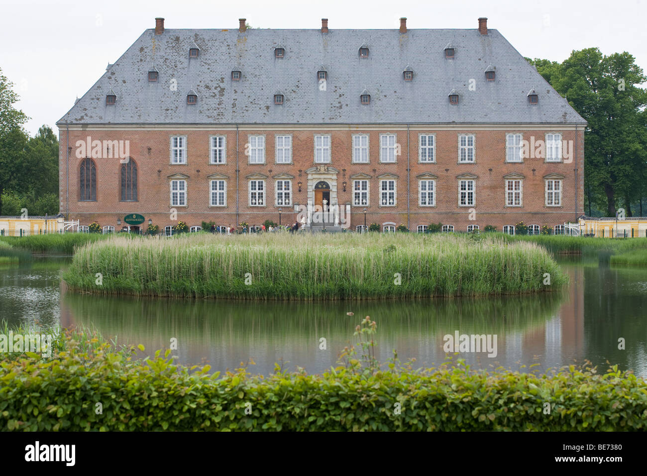 Gäste kommen im Herrenhaus am Vlademars Slot. Stockfoto