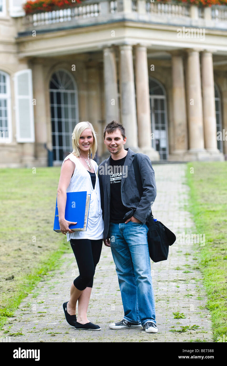 Studenten an der Universität Hohenheim, vor Schloss Hohenheim, Hohenheim, Baden-Württemberg, Deutschland, Europa Stockfoto