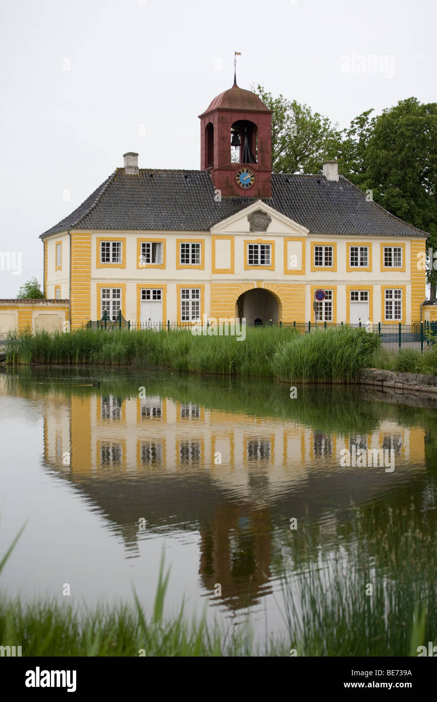 Torhaus Reflexion. Das Torhaus Nord mit Clocktower und Glocke spiegelt sich in den ruhigen Gewässern des Sees Schilf gesäumt Stockfoto